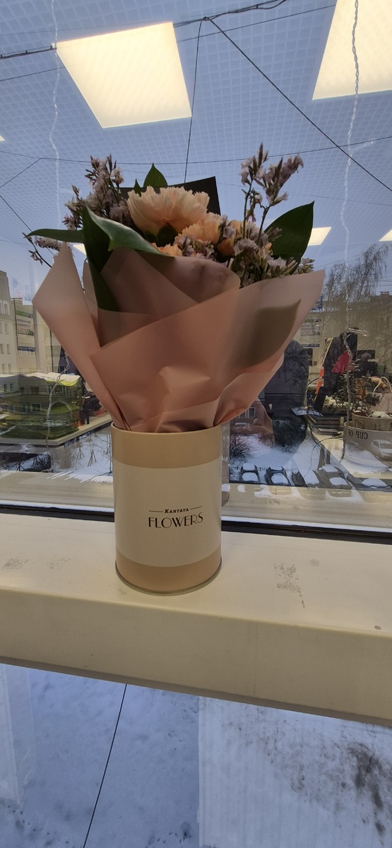 Цветы очень красивые. Увезу сегодня их домой, жалко оставлять на работе. 