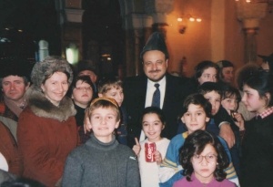  Давид Фридман с детьми из школы при Синагоге. Дети радуются кока-коле! Февраль 1990 г.