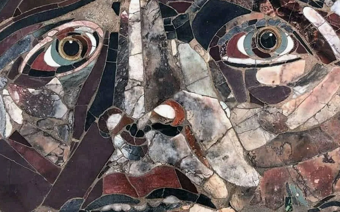 лицо Горгоны на мозаике, раскопанной  в городке Кибиру