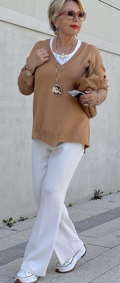 бежевый пуловер