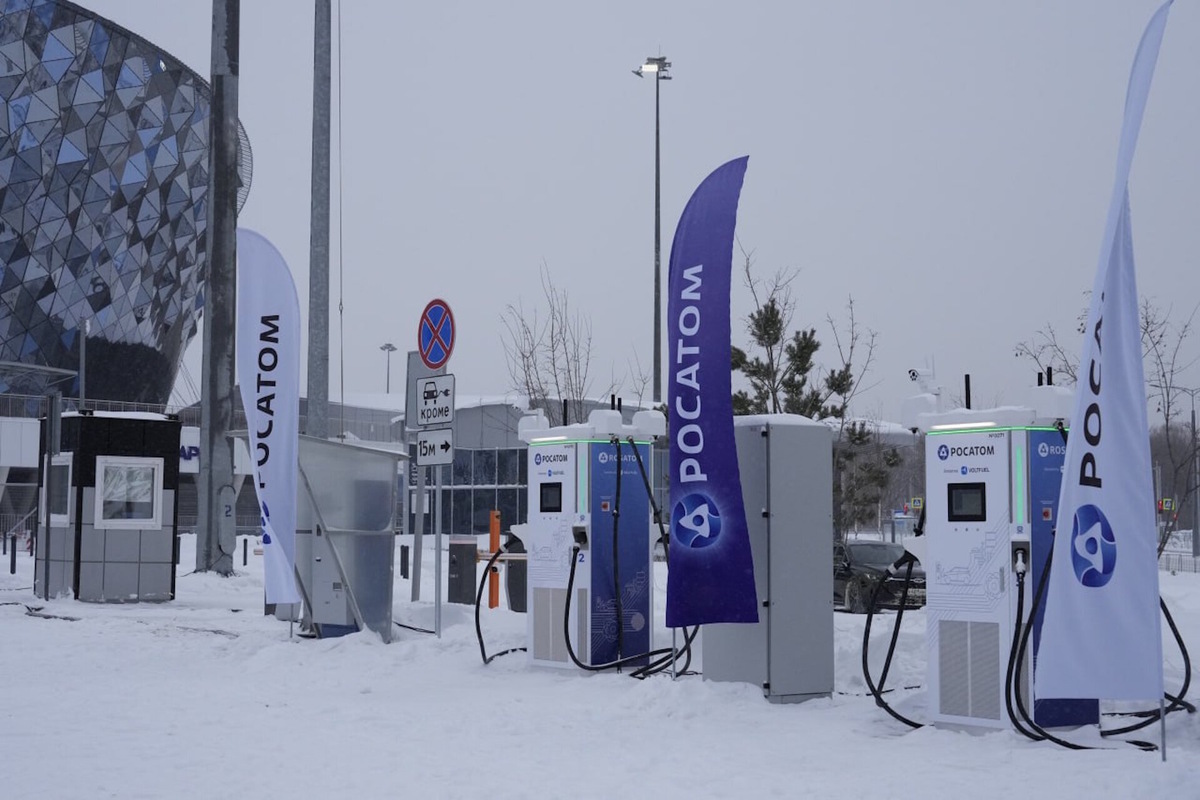 Новосибирская область – это 16 регион в географии сети ЭЗС госкорпорации. Сейчас в нее входит 260 станций, это почти 10% от всех быстрых ЭЗС в стране. Источник: официальный Телеграм-канал топливного дивизиона Росатома «ТВЭЛ в эфире».