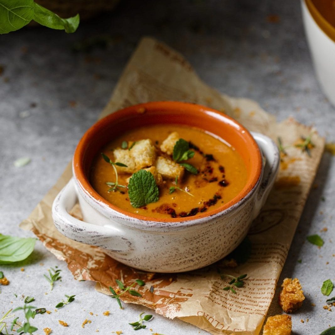 Чечевичный суп с мятой и сухариками - согреет и покорит!