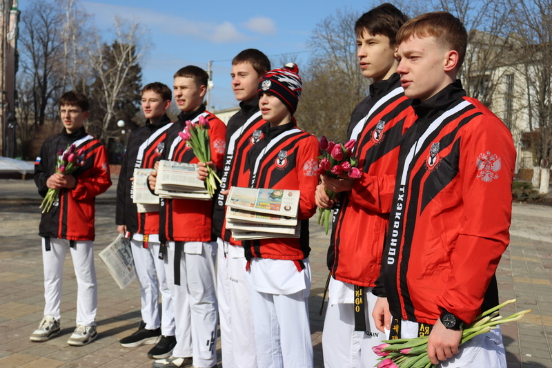 Весенний марафон: «Шахтинские известия» и «Черный тигр» поздравили шахтинок с наступающим праздником