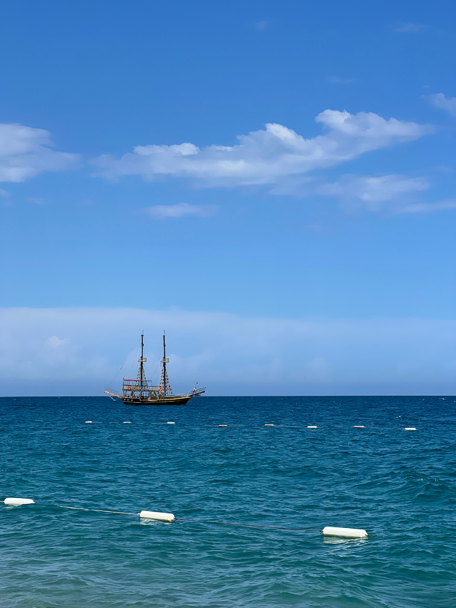 Белеет парус одинокий в тумане моря голубом 