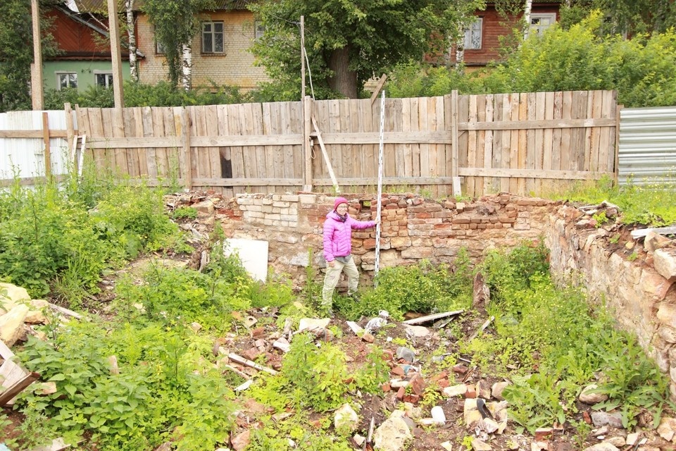    Участок работ до начала раскопок. Остатки фундамента дома. Фото: Институт Археологии РАН, archaeolog.ru