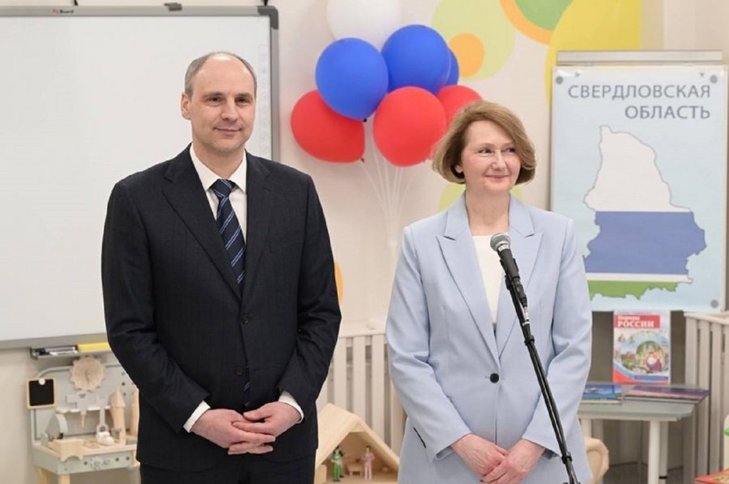     Губернатор Денис Паслер и директор детсада №529 Элла Кивотова. Фото: kremlin.ru.