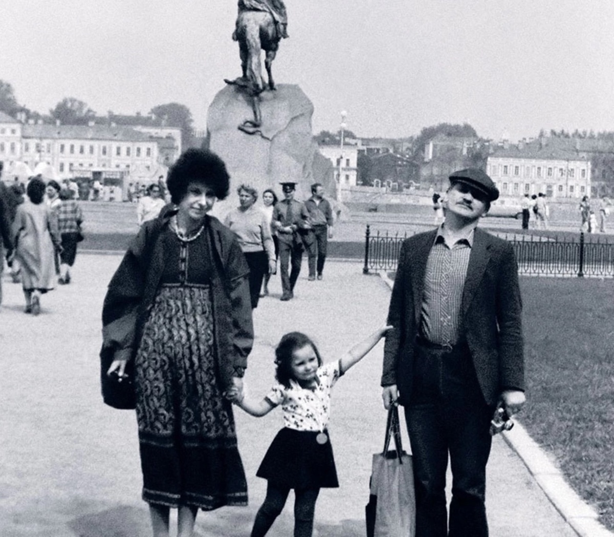 Глафира Тарханова в детские годы с мамой и папой