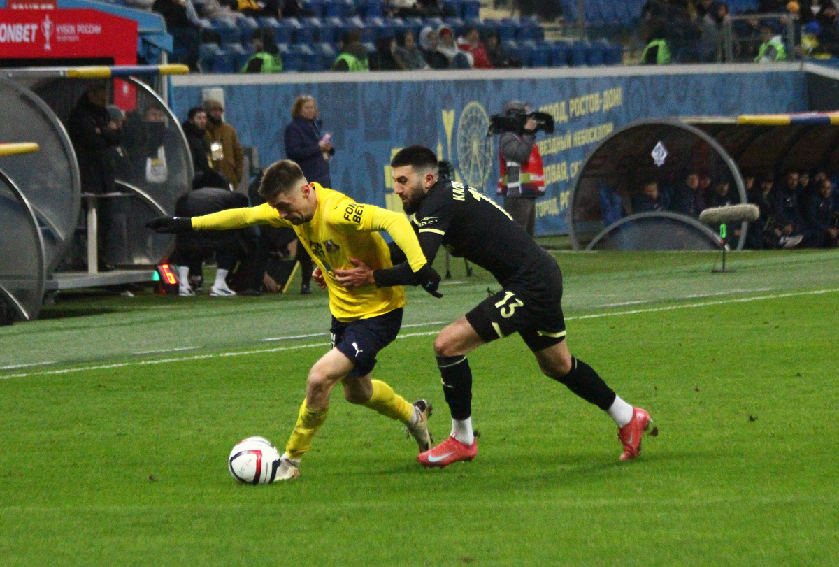 Ростовчанин Кирилл Щетинин (слева) пытается убежать от защитника «Динамо» Сослана Кагермазова. Фото: Игорь Буянин /«Футбольный Курьер»