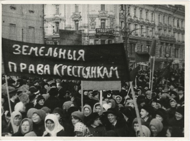 Демонстрация петроградских работниц 23 февраля (8 марта) 1917 года.