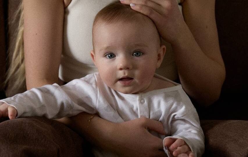 Спит с родителями в кровати и тянется к собакам: как живёт семимесячный сын звезды фигурного катания Трусовой