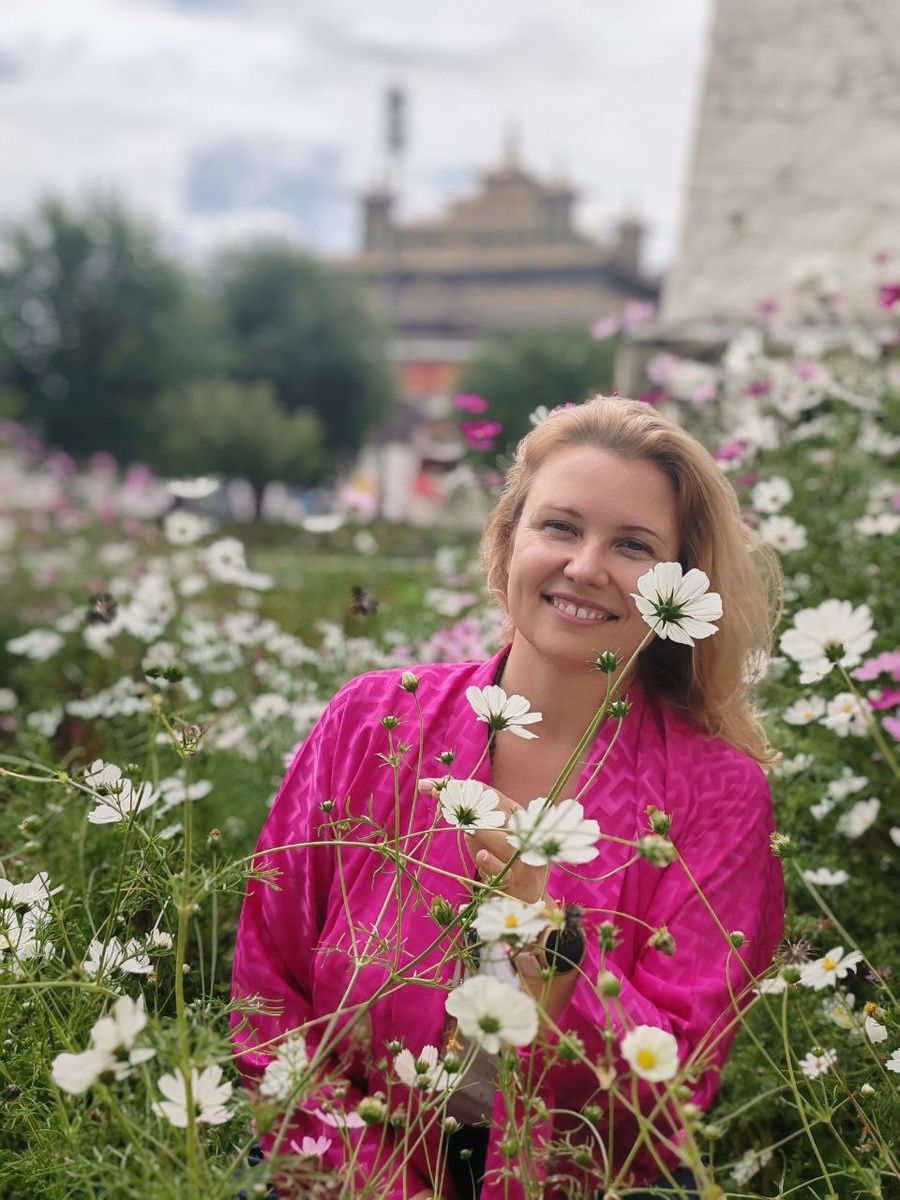 «Тот, кто не отдыхает, подобен глазу, который уставился на солнце — он потеряет способность видеть мир во всей его полноте.»
— Тибетская пословица

  Этот год я хочу прожить с намерением заботы о себе и баланса.
Научиться отдыхать не тогда, когда уже «валишься с ног», а как только появляются первые признаки усталости.
Научиться есть осознанно — слышать когда тело говорит «хватит».
Наполнить жизнь приятными мелочами с любимыми людьми, а не только рабочими делами.

 Планировать не только путешествия и проекты, но и свой внутренний ритм.
Плавно встраивать заботу о себе в свой очень гибкий график и чувствовать — это не отступление от пути, а его неотъемлемая часть.

Порой кажется, что жизнь бежит слишком быстро…
Что на отдых и путешествия просто нет времени.
Но на самом деле — именно отдых наполняет нас ресурсом, благодаря которому любой акт становится творчеством, а не борьбой.

Когда тело отдыхнуло, а голова перезагрузилась, мир вокруг становится гармоничнее.

  Когда мы путешествуем, внимание направлено туда же:
не просто увидеть мир, но услышать его, почувствовать, вдохнуть полной грудью и позволить себе быть внутри всего происходящего — не только снаружи.

А вам откликается такое понимание баланса?
Какие акценты вы себе поставили в этом году?
Пишите — интересно услышать 💛

❤️ Ваш организатор путешествий со смыслом, Катя Шляхова