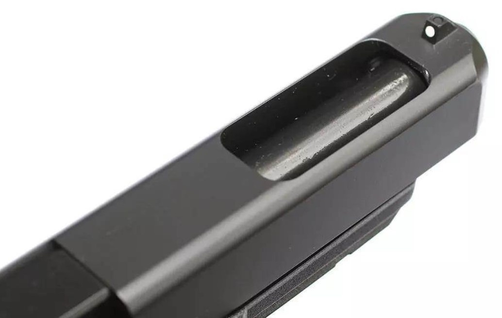 Вырез на кожухе затвора пистолета.