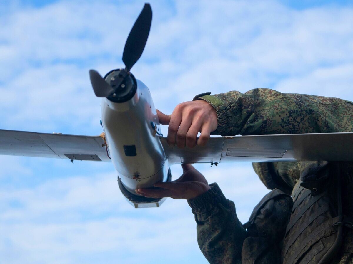    Военнослужащий ВС РФ запускает разведывательный беспилотный летательный аппарат ZALA в зоне проведения спецоперации | © РИА Новости / Иван Родионов