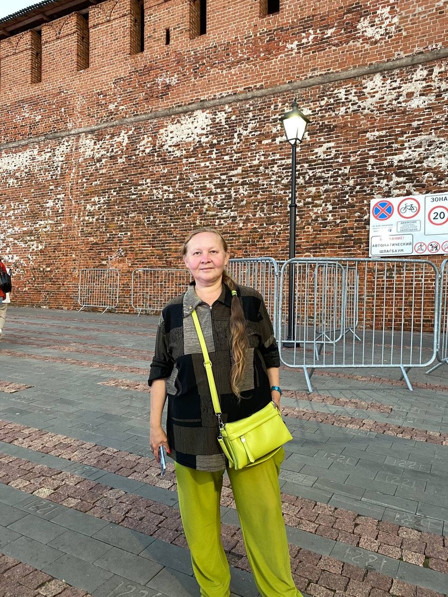 Это я в Нижнем Новгороде. Я после смерти мамы сильно похудела. 