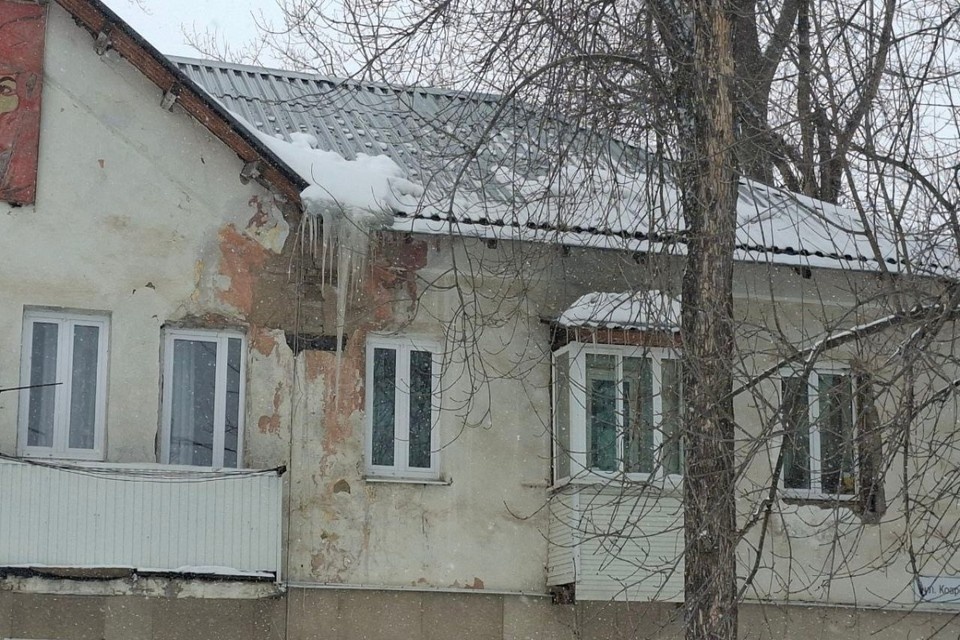    Жильцы дома по улице Ковровская, 6 переживают, что сосульки станут больше Алена ШУКШИНА