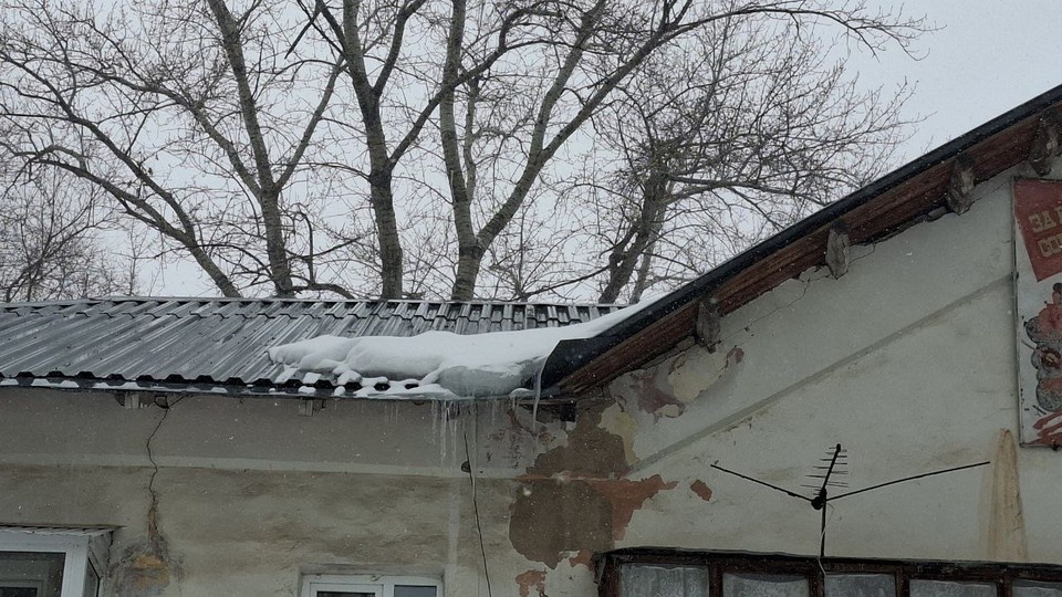    Горожане переживают, что кусок льда может обвалиться на пешеходов Алена ШУКШИНА