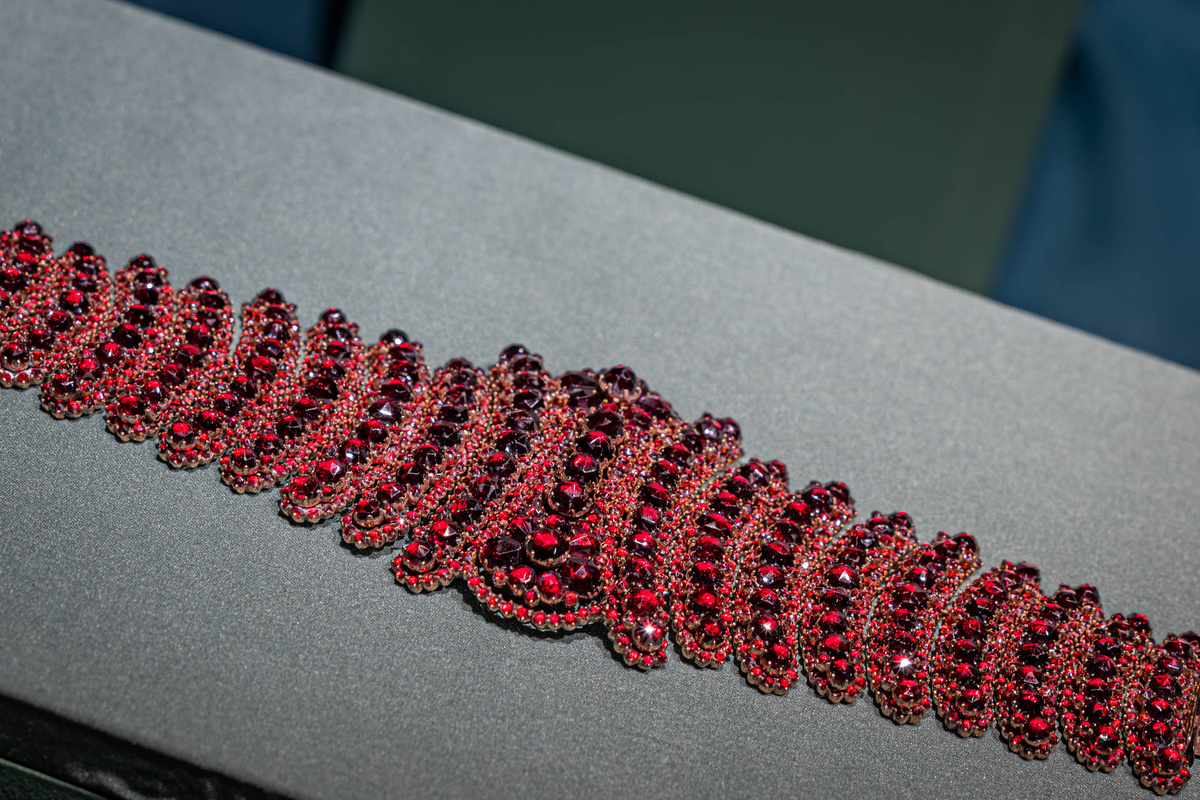 Браслет. Россия (?). Середина XIX в. Серебро, гранаты (пиропы). 16,5×4,5 см