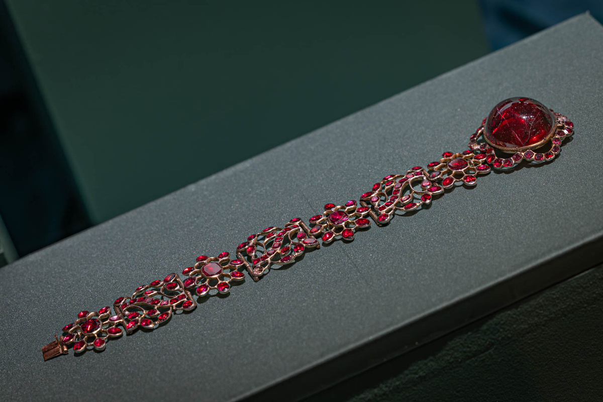Браслет. Западная Европа. Первая треть XIX в. Золото, серебро, альмандины. 3,5×17,5 см