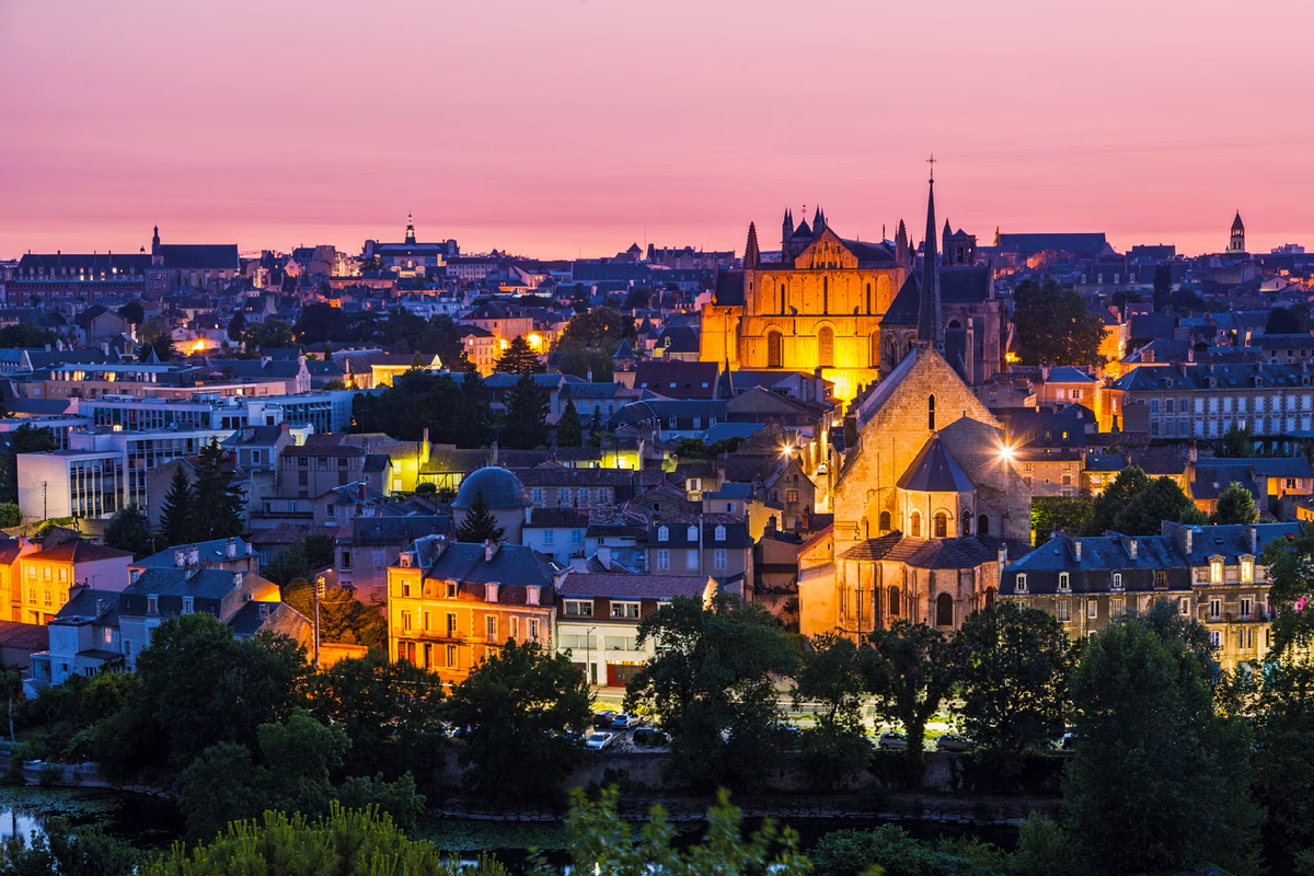 Пуатье, родной город Алиеноры Аквитанской: на переднем плане — романская церковь Святой Радегонды, позади — собор, где в 1152 году она вышла замуж за Генриха Плантагенета, будущего короля Англии Генриха II. Именно отсюда начался союз, который резко изменил баланс сил между Францией и Англией.