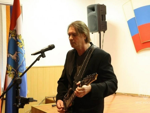 Сотрудники ГУ МЧС СО поздравили женскую половину коллектива в наступающим праздником