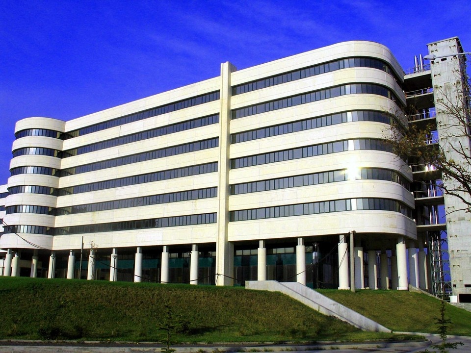    Сейчас для посетителей доступна парковка на противоположной стороне от медучреждения. Фото: самарский онкодиспансер