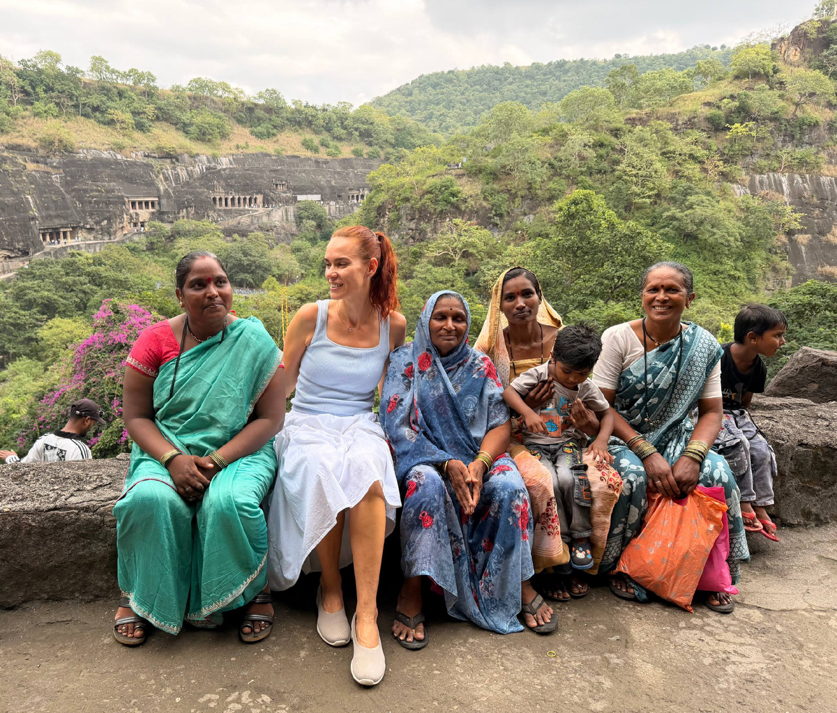 Индианки носят сари, шальвар-камиз – тунику с шароварами или лехенгу-чоли – длинную юбку с коротким топом.
