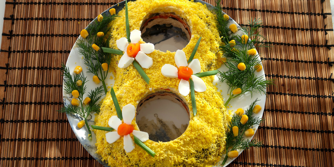 Слоеный салат с курицей, черносливом и грибами с праздничным оформлением на 8 марта