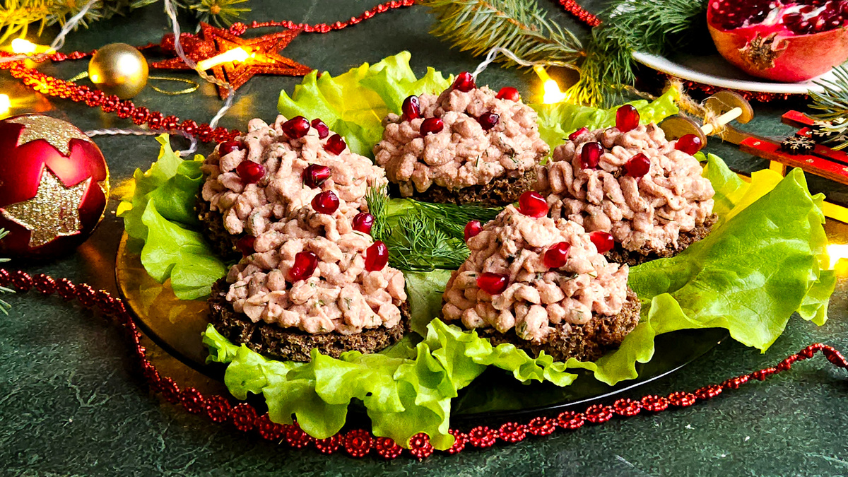 Бутерброды с паштетом ТМ «ЕРМОЛИНО» и гранатом