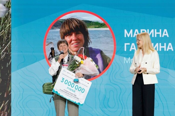 Марина Галкина получает заслуженную награду / фото: телеграм-канал Владислав Кузнецов