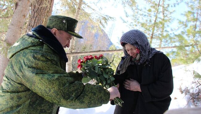 Агафью Лыкову поздравили с 8 марта