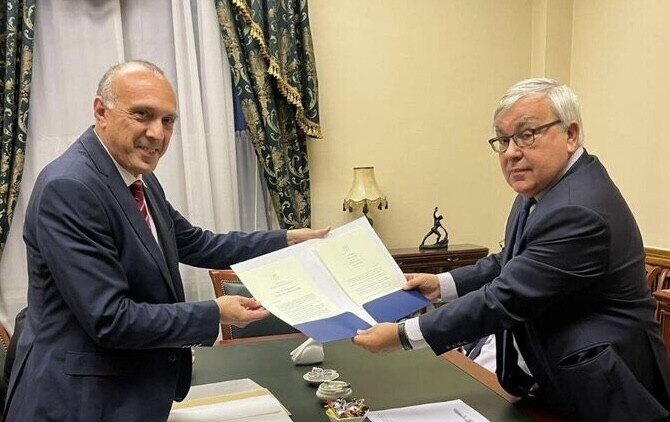    Посол Израиля в Москве Одед Йосеф (слева) вручает копии верительных грамот замглавы МИД РФ Сергею Вершинину (справа) 4 ноября 2025 года. © Посольство Израиля в России