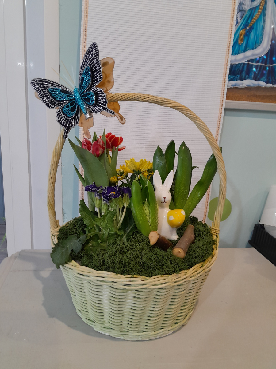 Вид на корзину с цветами с одной стороны. 