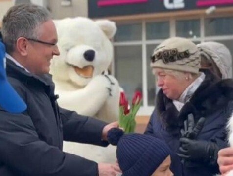 Женщинам вручили тюльпаны в центре Калуги