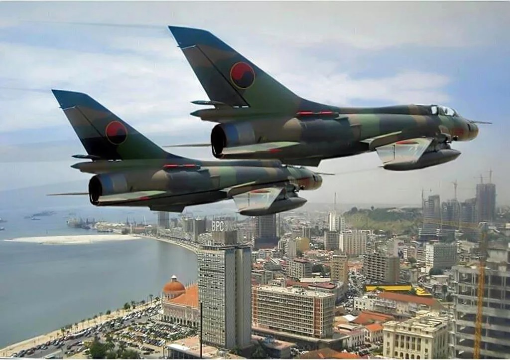 Пара ангольских Су-22 (экспортная модификация российского истребителя-бомбардировщика Су-17 ОКБ П.О. Сухого) в полете над Луандой, столицы Анголы