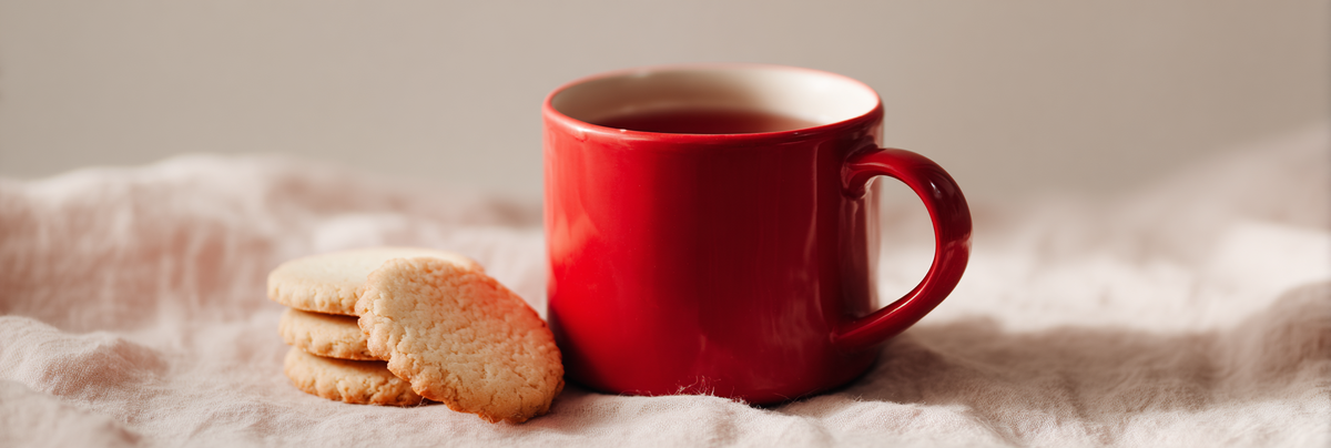 Лучшим выбором перед донацией будет стакан чистой, негазированной воды или чашка некрепкого чая с сахаром, но без молока. Изображение сгенерировано нейросетью.