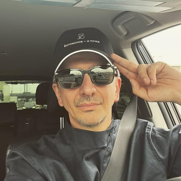     Константин Богомолов поздравил Константина Хабенского с назначением на свое место