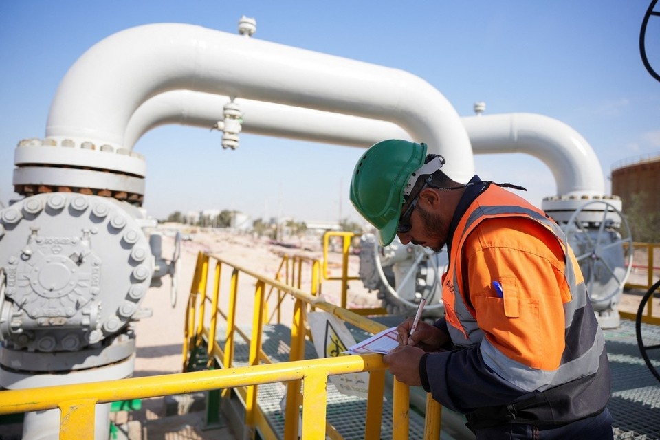    На Харге построены хранилища для 2 млн баррелей нефти, туда с материка, с иранских месторождений, ведут подводные трубопроводы. REUTERS