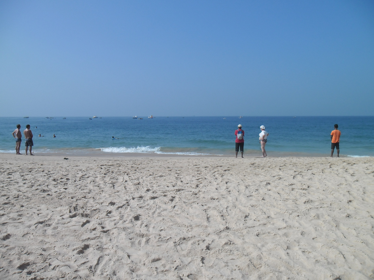 Песок - светлый, но не белый (еще и от настроек "техники" зависит)...