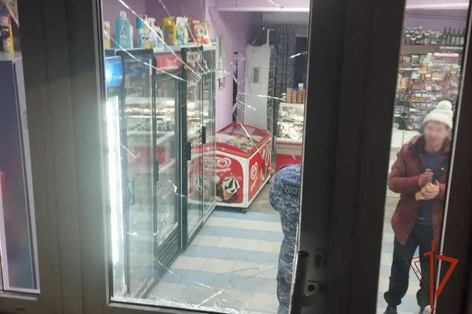    Росгвардейцы задержали новокузнечанина за повреждение двери продуктового магазина. Фото: пресс-служба Управления Росгвардии по Кемеровской области.