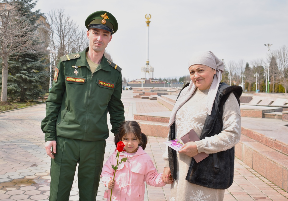    Военные подарили женщинам цветы и открытки. Источник: пресс-служба Центрального военного округа.