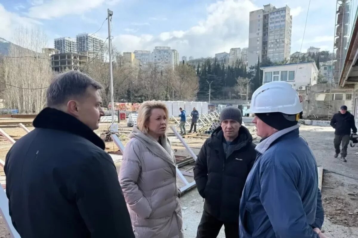    Янина Павленко интересуется у строителей ходом работ по реконструкции автовокзала в Ялте.