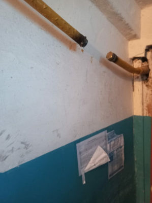    Так теперь выглядит вход газовой трубы в подъезд № 1