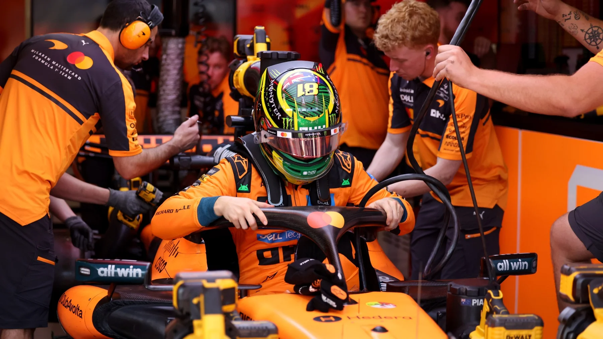 Оскар Пиастри из «Макларен», готовится к заезду во время тренировки перед Гран-при Австралии на трассе Albert Park Grand Prix Circuit (Фото Anni Graf / Formula 1 / Getty Images)