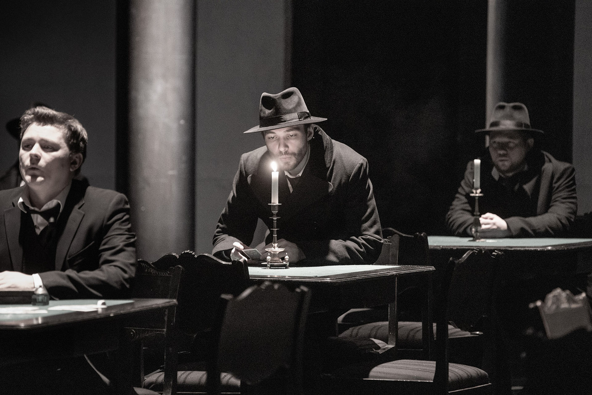    Сцена из спектакля «Игроки»