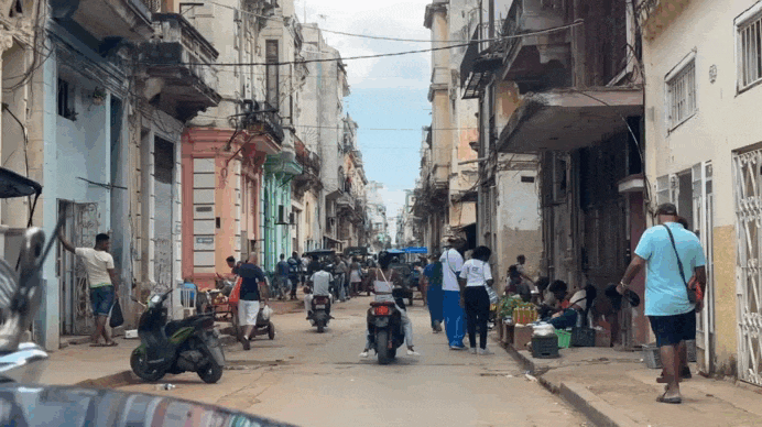    В Гаване всё отчётливее видны последствия топливной блокады: всё больше припаркованных автомобилей, а жители кубинской столицы или крутят педали, или передвигаются пешком. Видео: ТГ-канал@sergiobrilev