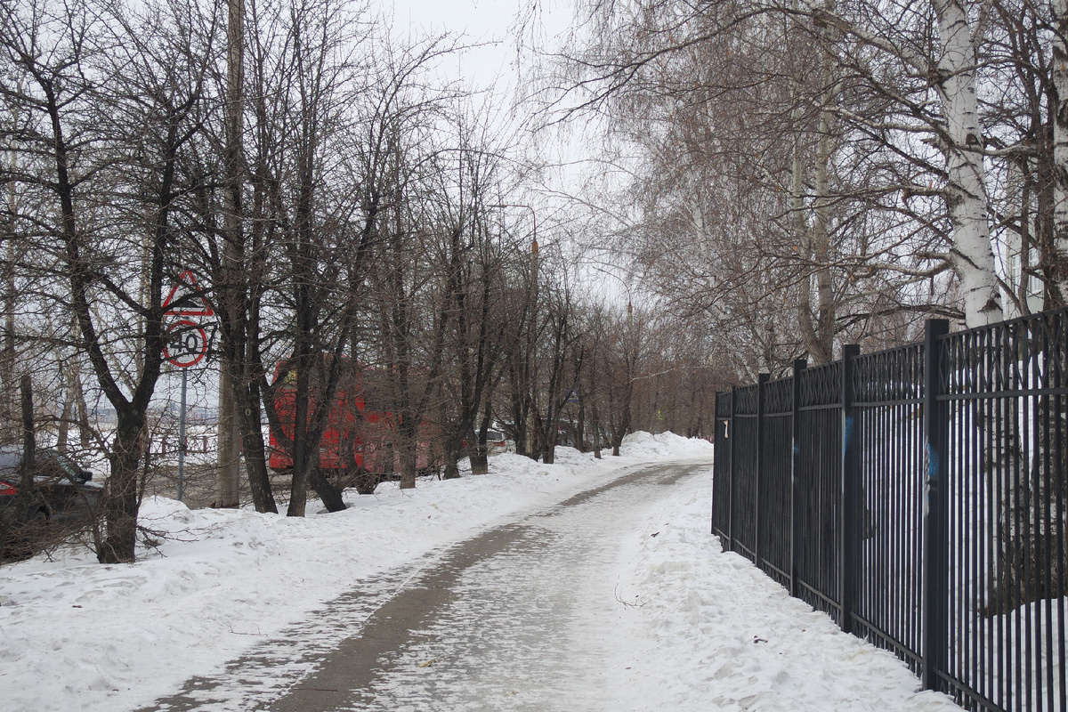 "мой" красный туристический автобус