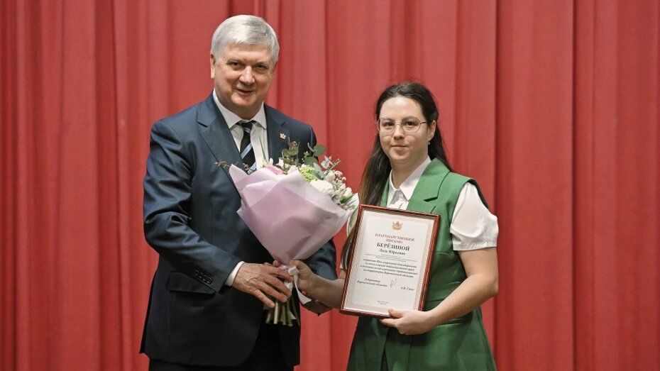 Губернатор Александр Гусев наградил сотрудниц воронежского военного госпиталя