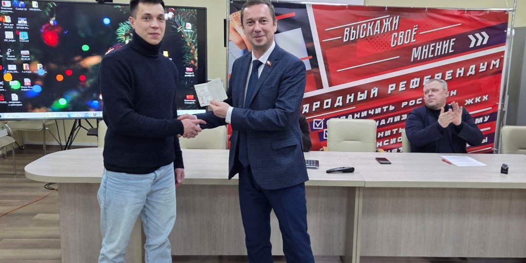 Кононенко вручил партбилет участнику операций "Поток" Дмитрию Люлько