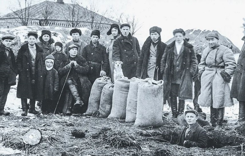 Продразвёрстка вызвала недовольство крестьян. В 1921 году её заменили продналогом. 