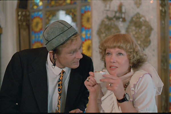 Александр Михайлов (Василий) и Людмила Гурченко (Раиса Захаровна) в фильме «Любовь и голуби» (1984) 
 
 В первоначальном сценарии Раисе Захаровне уделялось не так много внимания. Режиссер расширил роль специально для Людмилы Гурченко, дописывая сцены уже во время производства картины. Актриса тогда только что снялась в роли нестареющей примадонны в мюзикле «Рецепт ее молодости» – и решила окунуться в другую атмосферу, приехав на съемки в далекий Медвежьегорск. / Телеканал «Мосфильм. Золотая коллекция»   📷